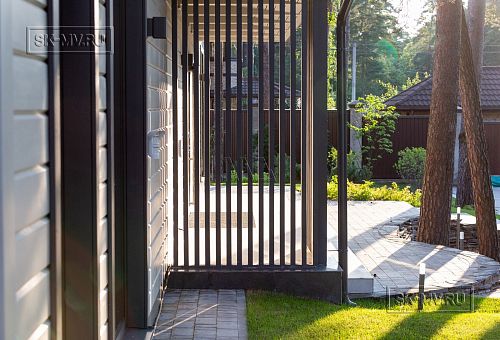 Фотографии П-образного дома в скандинавском стиле 238 кв м с панорамным остеклением, построенного в Сестрорецке - 4