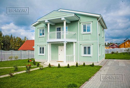 Построенный каркасный особняк в классическом стиле с балконом в п Борисово - 1