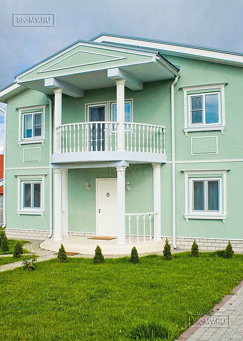 Построенный каркасный особняк в классическом стиле с балконом в п Борисово