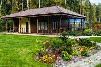 Построенный газобетонный дом в классическом стиле с эркером, балконом, навесом для автомобиля, остекленной верандой и комбинированной фасадной отделкой в кп Сосновое - мини - 3