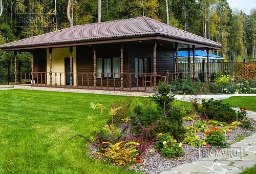 Построенный газобетонный дом в классическом стиле с эркером, балконом, навесом для автомобиля, остекленной верандой и комбинированной фасадной отделкой в кп Сосновое - 3