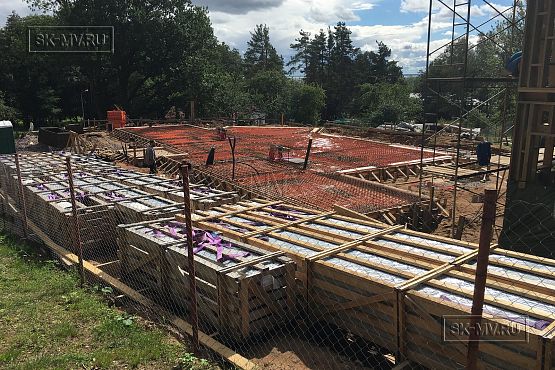 Построенный современный энергоэффективный загородный дом класса премиум с отделкой планкеном в Выборгском районе - 4