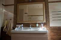 Пример внутренней отделки комбинированного загородного дома с цокольным этажом в п Ольшанки - мини - 22