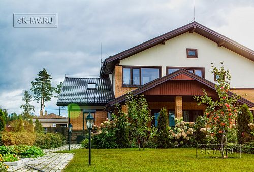 Строительство большого двухэтажного газобетонного коттеджа с комбинированной фасадной отделкой кирпичом и штукатуркой в КП Сосновое - 19