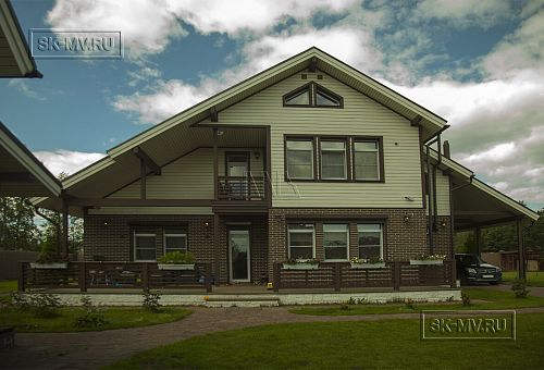 Строительство двухэтажного каркасного коттеджа шале около 300 кв м с комбинированной отделкой коричневым кирпичом и деревом в п Володарский - 19