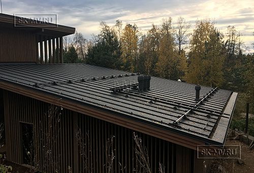 Построенный современный энергоэффективный загородный дом класса премиум с отделкой планкеном в Выборгском районе - 2