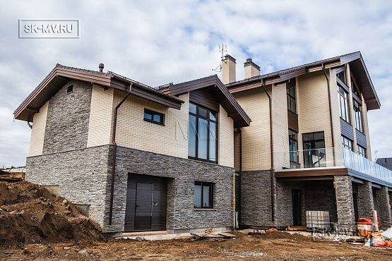 Фото репортаж с места строительства кирпичного дома ок 800 кв м с цоколем и СПА в д Пеники Лен области - 15