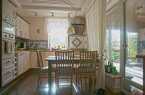 Пример внутренней отделки комбинированного загородного дома с цокольным этажом в п Ольшанки - мини - 21