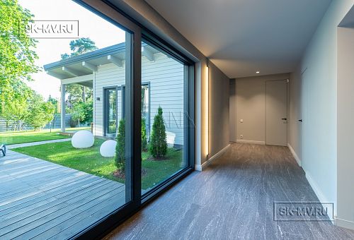 Пример внутренней отделки П-образного загородного дома в Сестрорецке - 5