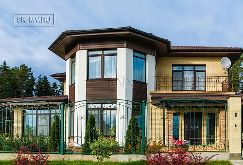 Построенный газобетонный дом в классическом стиле с эркером, балконом, навесом для автомобиля, остекленной верандой и комбинированной фасадной отделкой в кп Сосновое - 1