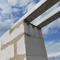 Монтаж железобетонных перемычек в проемах