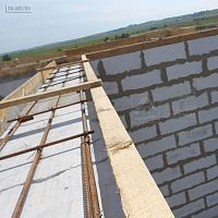  Монтаж железобетонного пояса для стропильной системы