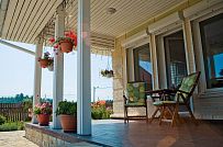 Построенный каркасный дом в п Озерное чуть более 170 кв.м с комбинированной отделкой бежевым кирпичом и зеленой отделочной доской, с террасой, навесом на два автомобиля и четырьмя спальнями - мини - 9