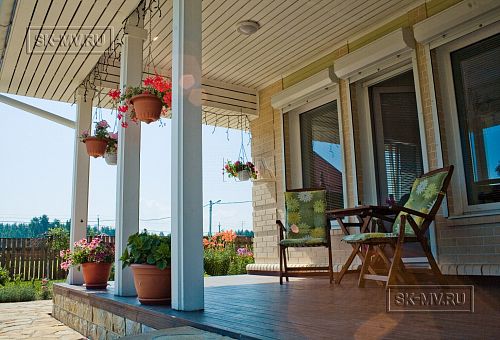 Построенный каркасный дом в п Озерное чуть более 170 кв.м с комбинированной отделкой бежевым кирпичом и зеленой отделочной доской, с террасой, навесом на два автомобиля и четырьмя спальнями - 9