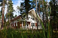 Строительство каркасного коттеджа 220 кв м аля шале с широкими кровельными свесами и остекленной верандой в комбинированной фасадной отделке красным лицевым кирпичом и белым имитатором бруса в п Вырица - мини - 15