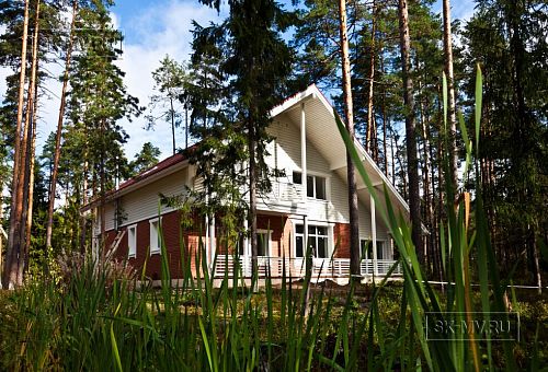 Строительство каркасного коттеджа 220 кв м аля шале с широкими кровельными свесами и остекленной верандой в комбинированной фасадной отделке красным лицевым кирпичом и белым имитатором бруса в п Вырица - 15