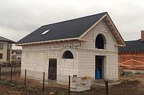 Гараж из газобетона на два автомобиля с жилой мансардой строится в Московской области - мини - 2