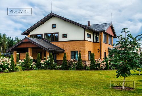 Строительство большого двухэтажного газобетонного коттеджа с комбинированной фасадной отделкой кирпичом и штукатуркой в КП Сосновое - 1