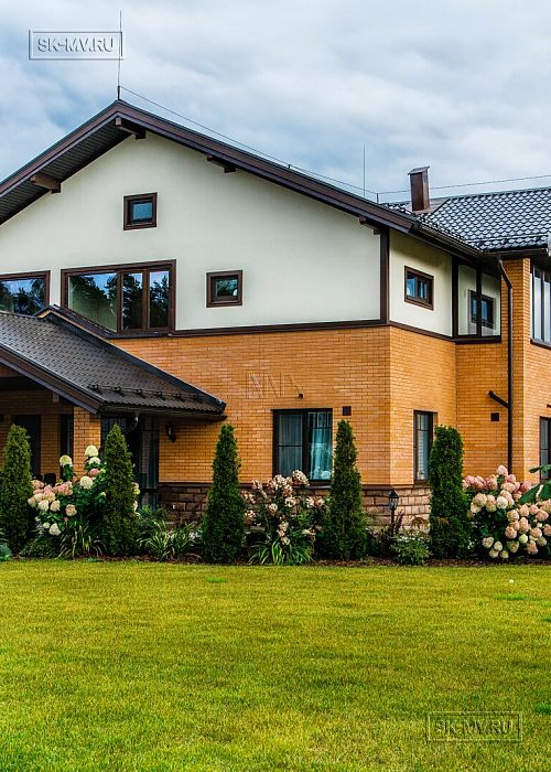 Строительство большого двухэтажного газобетонного коттеджа с комбинированной фасадной отделкой кирпичом и штукатуркой в КП Сосновое