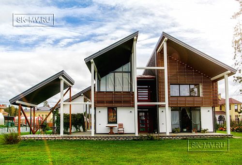 Построенный каркасный дом с навесом для автомобиля, террасой барбекю и навесным фасадом из планкена из лиственницы в КП Сосновое - 14