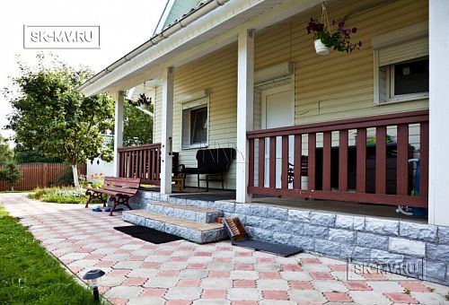 Строительство небольшого двухэтажного каркасного дома 165 кв м с бежевым сайдингом и зеленой крышей в СНТ Учитель - 14