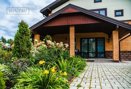 Строительство большого двухэтажного газобетонного коттеджа с комбинированной фасадной отделкой кирпичом и штукатуркой в КП Сосновое - 6