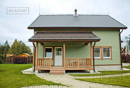 Построенный в п Борисово небольшой двухэтажный каркасный дом 147 кв.м с фасадом из светло зеленой вагонки, сауной, навесом для авто и четырьмя спальнями - 5