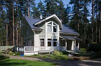 Построенный каркасный дом с комбинированной фасадной отделкой кирпичом и вагонкой в п Комарово - мини - 1