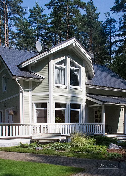 Построенный каркасный дом с комбинированной фасадной отделкой кирпичом и вагонкой в п Комарово