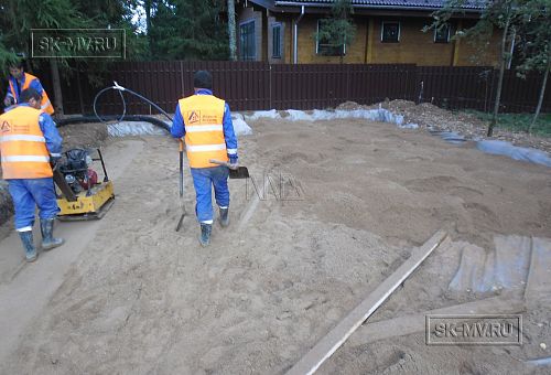 7. Подготовка песчаного основания фундамента бани, устройство опалубки