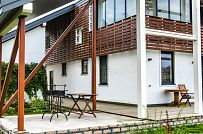 Построенный каркасный дом с навесом для автомобиля, террасой барбекю и навесным фасадом из планкена из лиственницы в КП Сосновое - мини - 12