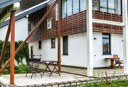 Построенный каркасный дом с навесом для автомобиля, террасой барбекю и навесным фасадом из планкена из лиственницы в КП Сосновое - 12