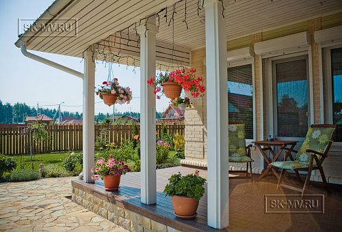 Построенный каркасный дом в п Озерное чуть более 170 кв.м с комбинированной отделкой бежевым кирпичом и зеленой отделочной доской, с террасой, навесом на два автомобиля и четырьмя спальнями - 3