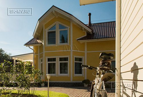 Небольшой построенный каркасный дом 152 кв м с эркером и террасой с фасадом из желтой вагонки Галактика 12 - 11