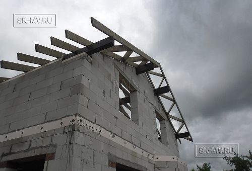 Юрлово. Монтаж ветровых связей стропильной системы дома