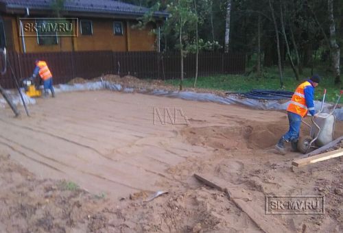 7. Подготовка песчаного основания фундамента бани, устройство опалубки