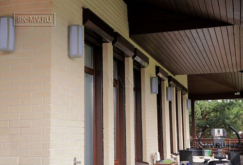 Строительство каркасного теплого дома с большой террасой под кровлей в Низино - 10