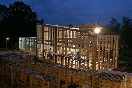 Построенный современный энергоэффективный загородный дом класса премиум с отделкой планкеном в Выборгском районе - 7