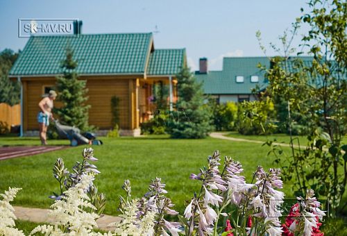 Построенный каркасный дом в п Озерное чуть более 170 кв.м с комбинированной отделкой бежевым кирпичом и зеленой отделочной доской, с террасой, навесом на два автомобиля и четырьмя спальнями - 8