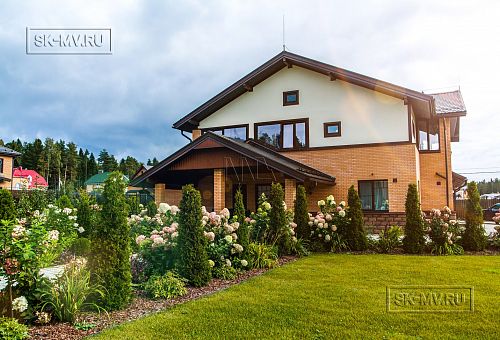 Строительство большого двухэтажного газобетонного коттеджа с комбинированной фасадной отделкой кирпичом и штукатуркой в КП Сосновое - 30