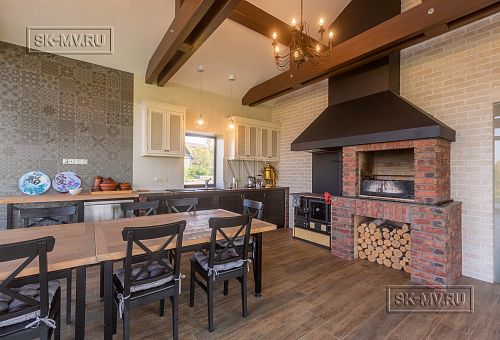 Интерьер летней кухни с каменной печью и панорамным остеклением в д. Пеники от СК Медный Всадник - 6