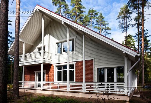 Строительство каркасного коттеджа 220 кв м аля шале с широкими кровельными свесами и остекленной верандой в комбинированной фасадной отделке красным лицевым кирпичом и белым имитатором бруса в п Вырица - 14