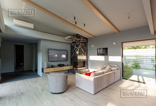 Пример внутренней отделки П-образного загородного дома в Сестрорецке - 18