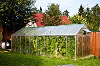 Строительство небольшого двухэтажного каркасного дома 165 кв м с бежевым сайдингом и зеленой крышей в СНТ Учитель - мини - 18