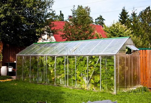 Строительство небольшого двухэтажного каркасного дома 165 кв м с бежевым сайдингом и зеленой крышей в СНТ Учитель - 18