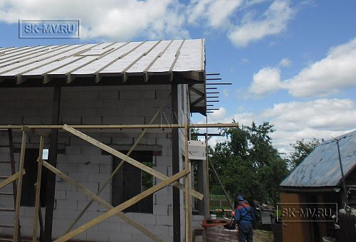 Установка подкровельного бруска обрешетки