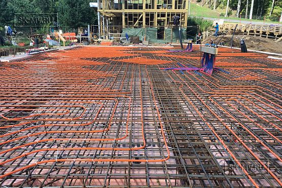 Построенный современный энергоэффективный загородный дом класса премиум с отделкой планкеном в Выборгском районе - 3