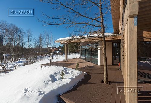 Построенный современный энергоэффективный загородный дом класса премиум с отделкой планкеном в Выборгском районе - 72