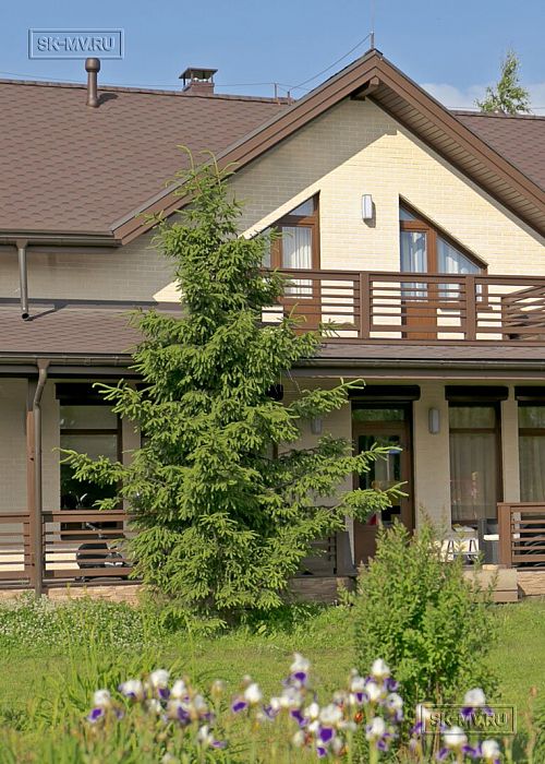 Строительство каркасного теплого дома с большой террасой под кровлей в Низино