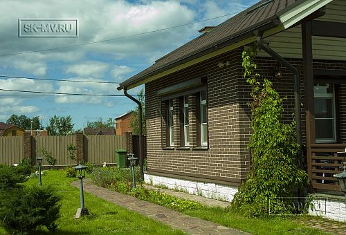 Строительство двухэтажного каркасного коттеджа шале около 300 кв м с комбинированной отделкой коричневым кирпичом и деревом в п Володарский - 20